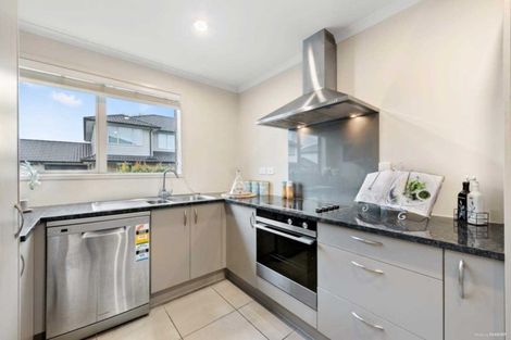 Photo of property in 13 Akeake Lane, Manurewa, Auckland, 2102