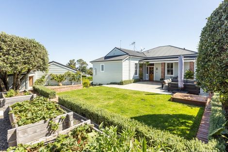 Photo of property in 1 Roslyn Road, Bluff Hill, Napier, 4110