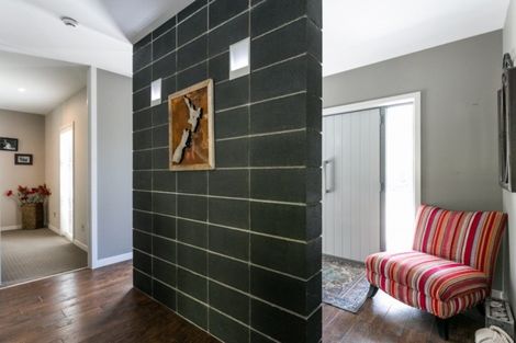 Photo of property in 18 Oak Place, Poraiti, Napier, 4112