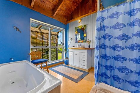 Photo of property in 38 The Terrace, Herald Island, Auckland, 0618