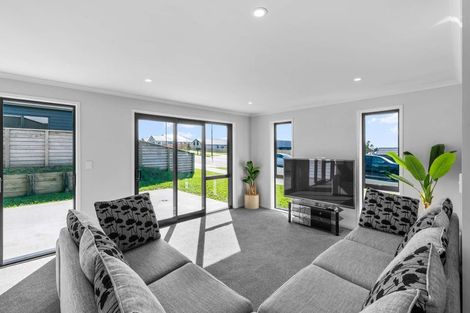 Photo of property in 4 Trevor Mcmiken Drive, Patumahoe, 2679