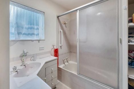 Photo of property in 1 William Bond Street, Stanley Point, Auckland, 0624