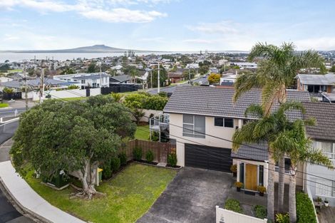 Photo of property in 3/108 East Coast Road, Forrest Hill, Auckland, 0620