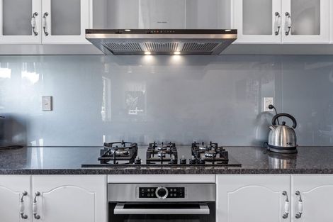 Photo of property in 18 Murano Place, Chatswood, Auckland, 0626