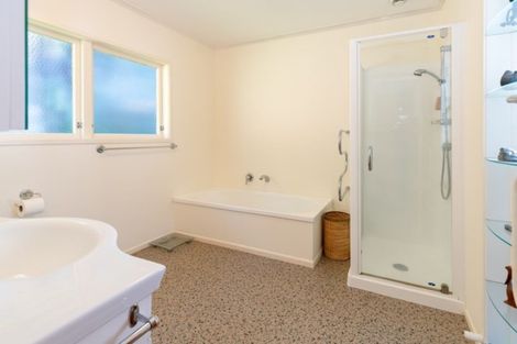 Photo of property in 34 Fortification Road, Karaka Bays, Wellington, 6022