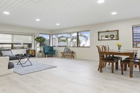 Photo of property in 2/23 Commodore Parry Road, Castor Bay, Auckland, 0620