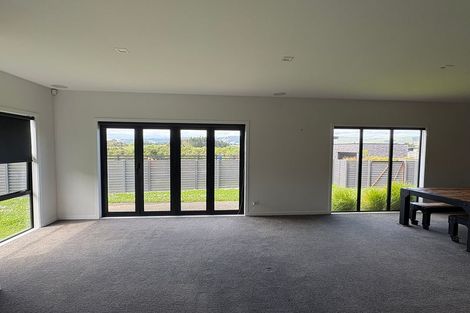 Photo of property in 5 Coutts Way, Fitzherbert, Palmerston North, 4410