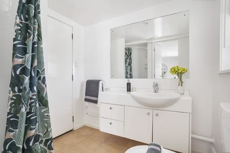 Photo of property in 1/40 Carlisle Road, Browns Bay, Auckland, 0630