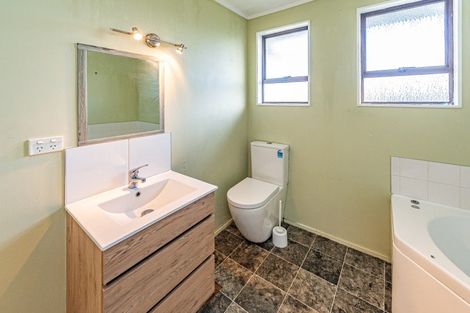 Photo of property in 8 Tongariro Street, Castlecliff, Whanganui, 4501