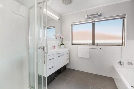 Photo of property in 18 Kennedy Avenue, Forrest Hill, Auckland, 0620