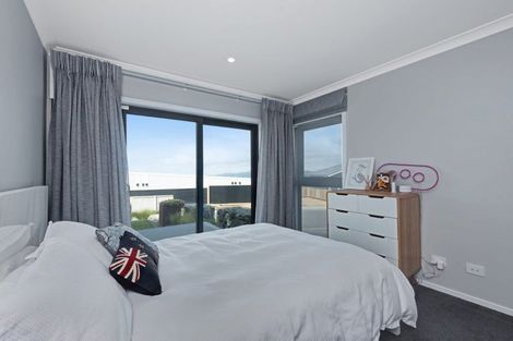 Photo of property in 5 Cessna Way, Newlands, Wellington, 6037