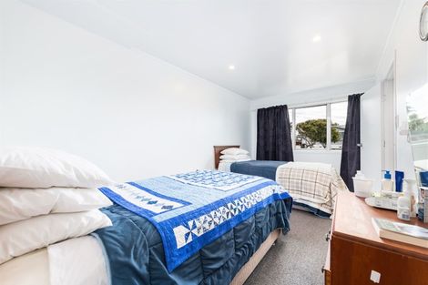 Photo of property in 1 Wakeling Avenue, Te Atatu South, Auckland, 0610