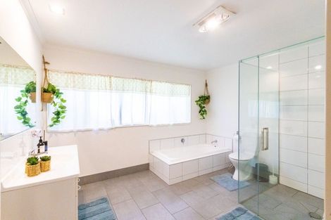 Photo of property in 29 Johnstone Drive, Fitzherbert, Palmerston North, 4410