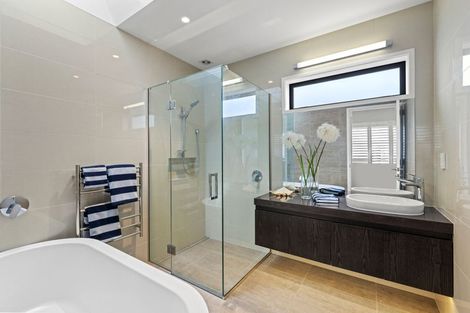 Photo of property in 15 Saint Andrews Square, Strowan, Christchurch, 8052