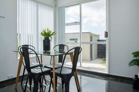 Photo of property in 12a Kingsbridge Place, Newlands, Wellington, 6037