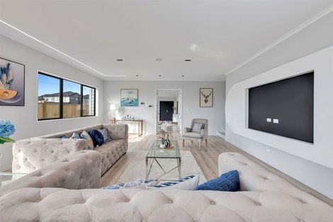 Photo of property in 30 Ballyalton Crescent, Flat Bush, Auckland, 2019