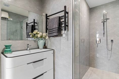 Photo of property in 4b Hazards Road, Weymouth, Auckland, 2103