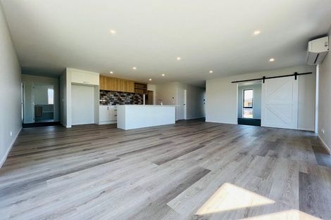 Photo of property in 25 Dumas Place, Rosehill, Papakura, 2113