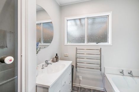 Photo of property in 8 Teviot Place, Totara Vale, Auckland, 0629