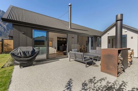 Photo of property in 32 Plough Street, Jacks Point, 9371