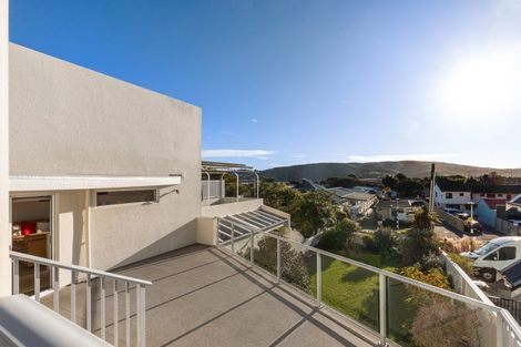 Photo of property in 32 Paremata Crescent, Paremata, Porirua, 5024