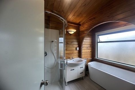 Photo of property in 137 Simpson Road, Henderson Valley, Auckland, 0614