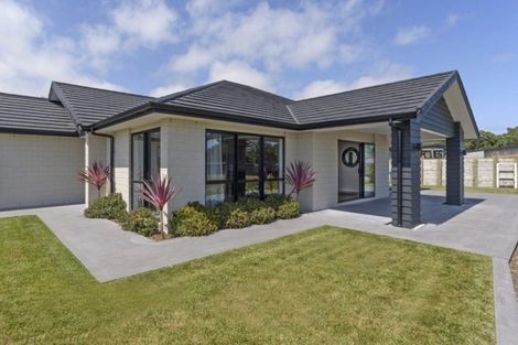 Photo of property in 2 Oakmont Crescent, Waiwhakaiho, New Plymouth, 4312