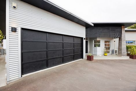 Photo of property in 6 The Oaks, Awapuni, Palmerston North, 4412
