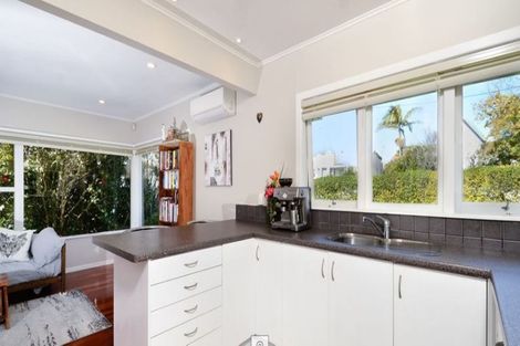 Photo of property in 1/13 Otakau Road, Milford, Auckland, 0620