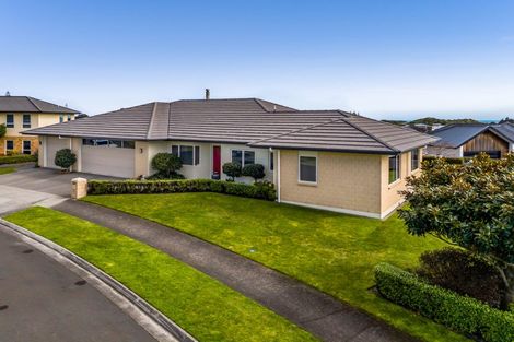 Photo of property in 5 Vardon Way, Waiwhakaiho, New Plymouth, 4312