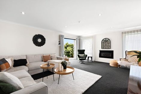 Photo of property in 194 Saint James Drive, Huntington, Hamilton, 3210