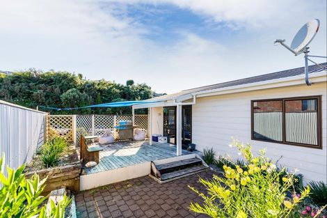 Photo of property in 32 Poplar Grove, Whalers Gate, New Plymouth, 4310
