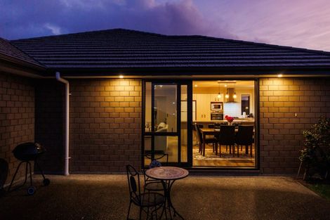 Photo of property in 7 Cyprus Place, Fitzherbert, Palmerston North, 4410