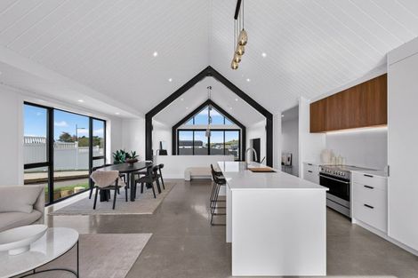 Photo of property in 21 Annie Aranui Drive, Poraiti, 4182