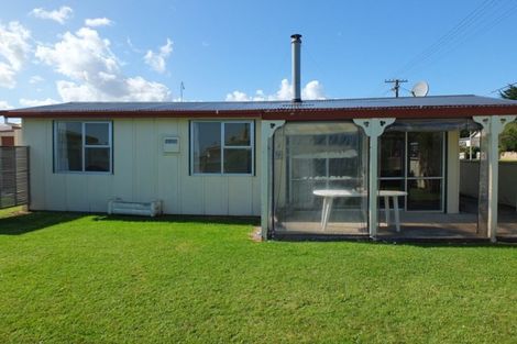 Photo of property in 17 Pratt Avenue, Foxton Beach, Foxton, 4815