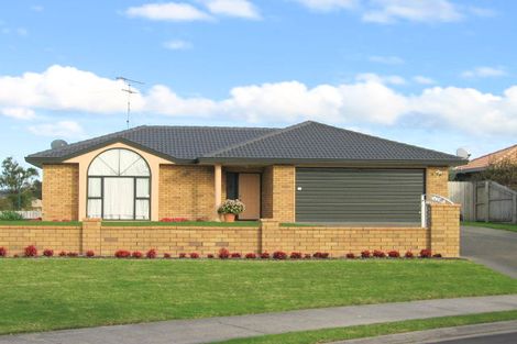 Photo of property in 17 Chalmers Close, Orewa, 0931