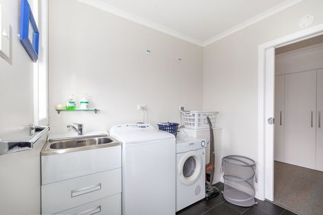 Photo of property in 141 Macandrew Road, South Dunedin, Dunedin, 9012