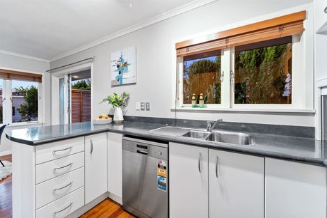 Photo of property in 1/16 Tobruk Crescent, Milford, Auckland, 0620