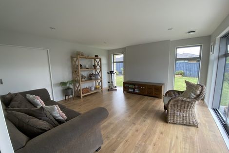 Photo of property in 9 Larmer Drive, Kumeu, 0810