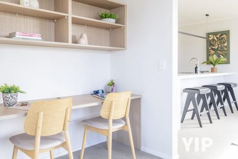 Photo of property in 10 Cromwell Point, Newlands, Wellington, 6037