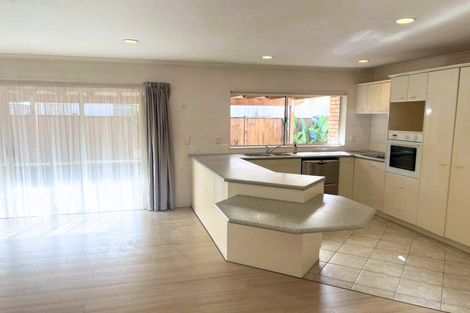 Photo of property in 14 Corta Bella Place, Golflands, Auckland, 2013