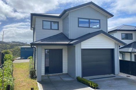 Photo of property in 37 Tamworth Crescent, Newlands, Wellington, 6037