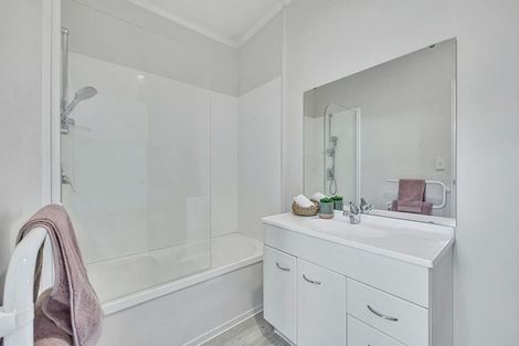 Photo of property in 4 Brashier Circle, Sunnyvale, Auckland, 0612