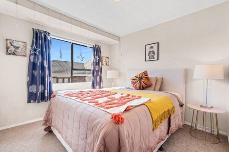 Photo of property in 1/4 Spring Grove, Henderson, Auckland, 0612