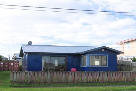 Photo of property in 51 Hartley Street, Foxton Beach, Foxton, 4815