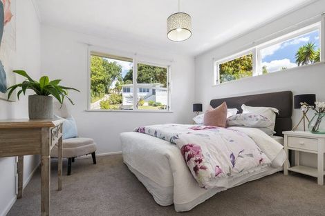 Photo of property in 18 Hatherlow Street, Glenfield, Auckland, 0629