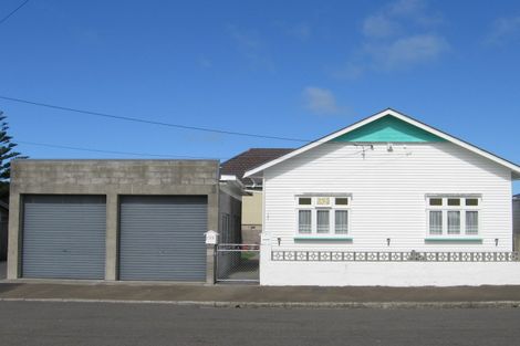 Photo of property in 135 Apu Crescent, Lyall Bay, Wellington, 6022