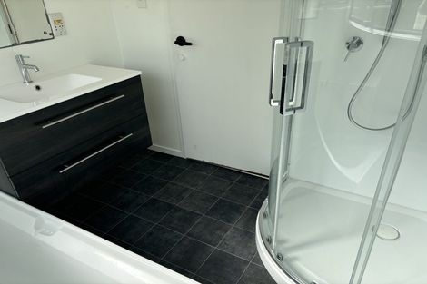 Photo of property in 2/92 Moore Street, Hillcrest, Auckland, 0627