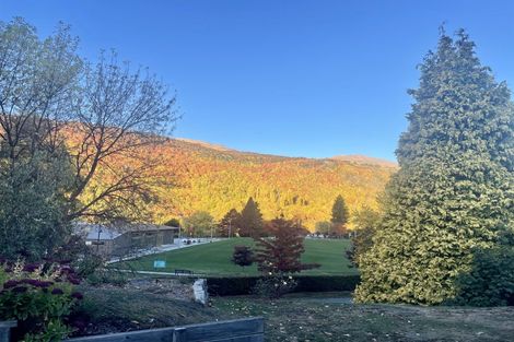 Photo of property in 16 Argyle Place, Arrowtown, 9302