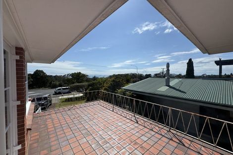 Photo of property in 314 East Coast Road, Forrest Hill, Auckland, 0620